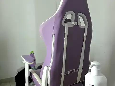 Try our girls live displays and explore the company of endless strippers, with beautiful physiques, vibrating toys and more.