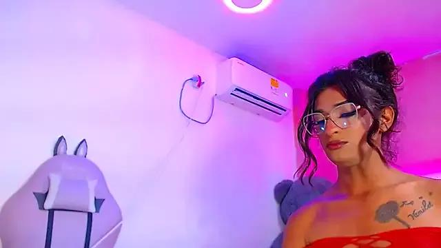 Try our girls live displays and explore the company of endless strippers, with beautiful physiques, vibrating toys and more.