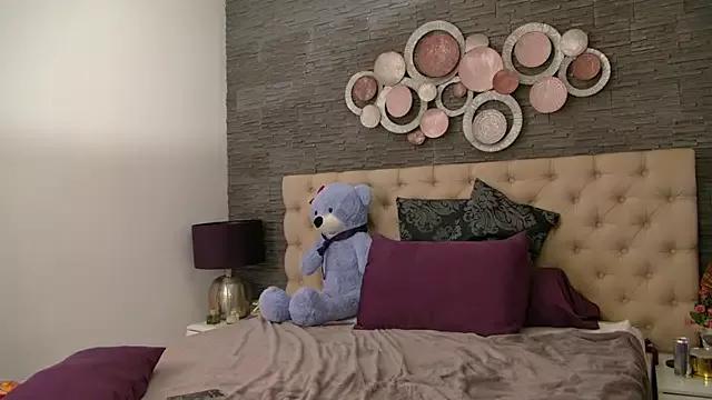 Try our girls live displays and explore the company of endless strippers, with beautiful physiques, vibrating toys and more.