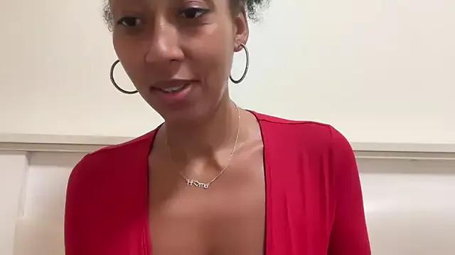 Vaylisse from StripChat is Freechat