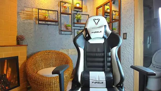 Try our girls live displays and explore the company of endless strippers, with beautiful physiques, vibrating toys and more.