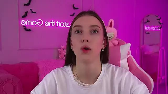 Try our girls live displays and explore the company of endless strippers, with beautiful physiques, vibrating toys and more.