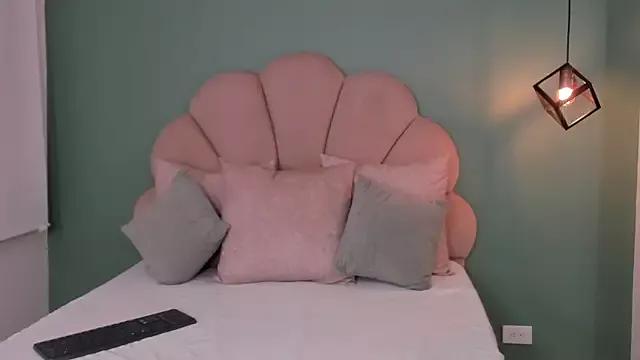 Try our girls live displays and explore the company of endless strippers, with beautiful physiques, vibrating toys and more.