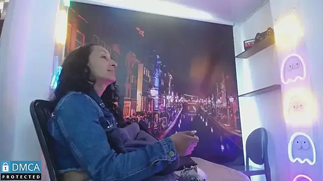 Try our girls live displays and explore the company of endless strippers, with beautiful physiques, vibrating toys and more.