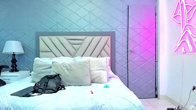 Try our girls live displays and explore the company of endless strippers, with beautiful physiques, vibrating toys and more.