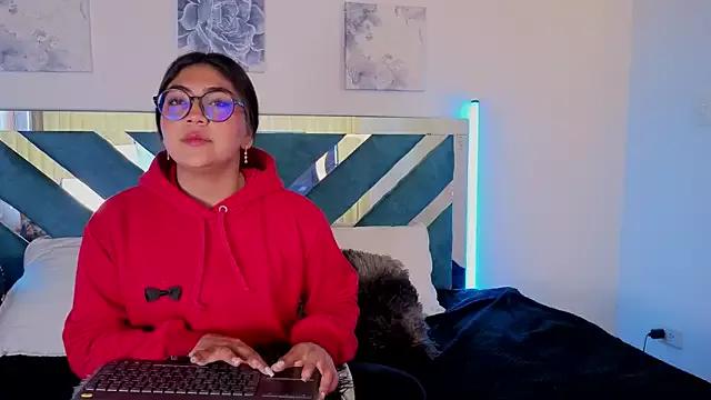 Try our girls live displays and explore the company of endless strippers, with beautiful physiques, vibrating toys and more.