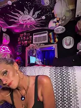Try our girls live displays and explore the company of endless strippers, with beautiful physiques, vibrating toys and more.