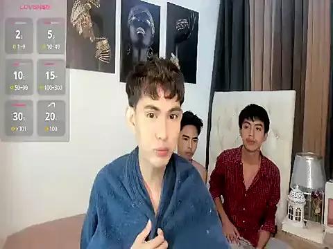 XloverXsiantwink from StripChat is Freechat
