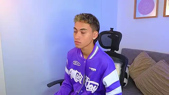 Try our girls live displays and explore the company of endless strippers, with beautiful physiques, vibrating toys and more.