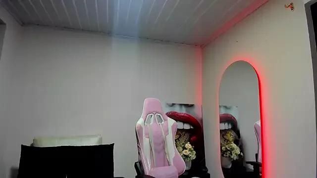 Try our girls live displays and explore the company of endless strippers, with beautiful physiques, vibrating toys and more.